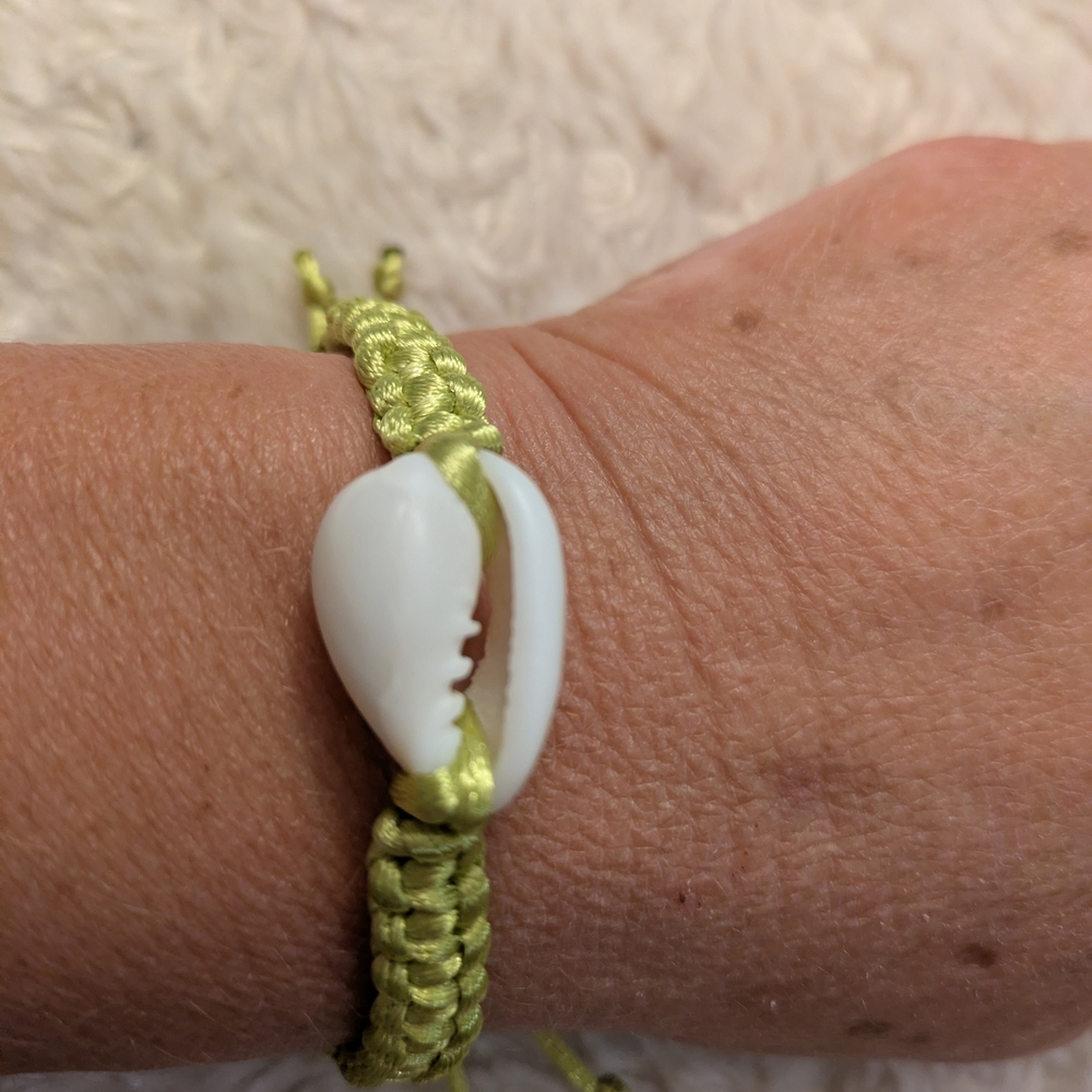 Bracelet Elegant White and Green Shell Bracelet